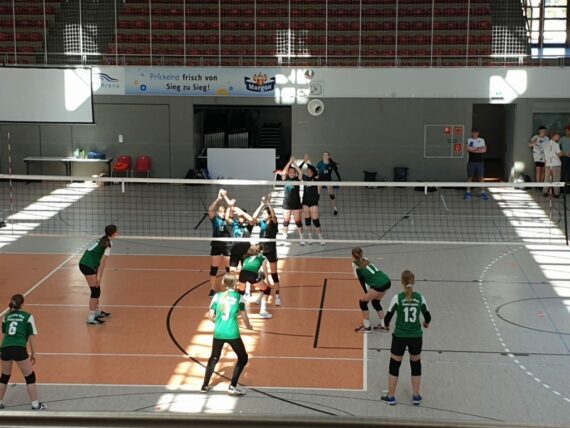 Spielfeld Volleyball, die U16 Mannschaften spielen gegeneinander