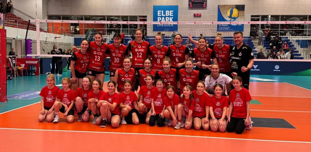 Mannschaftsbild Einlaufkinder und die DSC Damen 1. Bundesliga