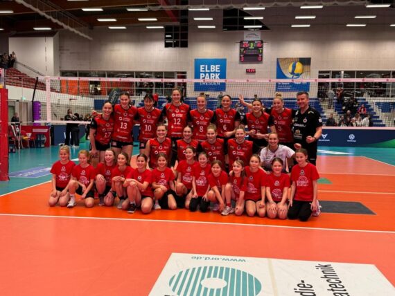 Mannschaftsbild Einlaufkinder und die DSC Damen 1. Bundesliga